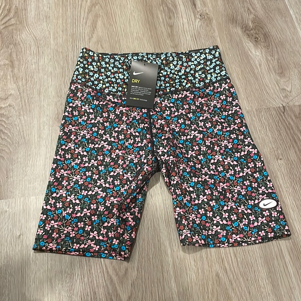 NWT NIKE Women One Tight Fit Mid Rise 7" Floral Shorts
